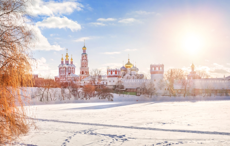 Архитектурный ансамбль Новодевичьего монастыря морозным зимним утром Архитектурный ансамбль Новодевичьего монастыря морозным зимним утром